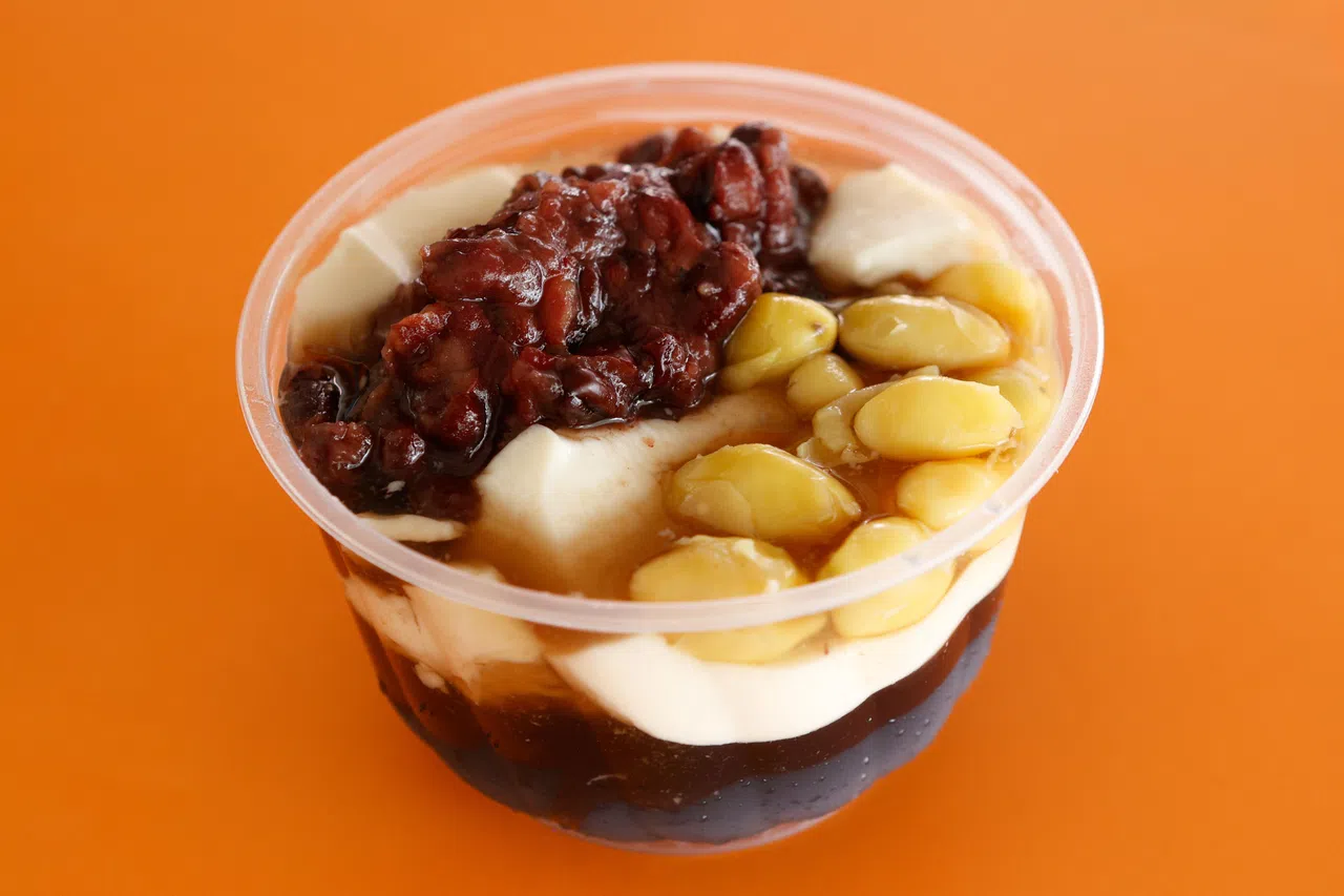 仙草豆花加白果红豆，仙草柔滑清凉，豆花细腻香嫩。（特约李姿仪摄）