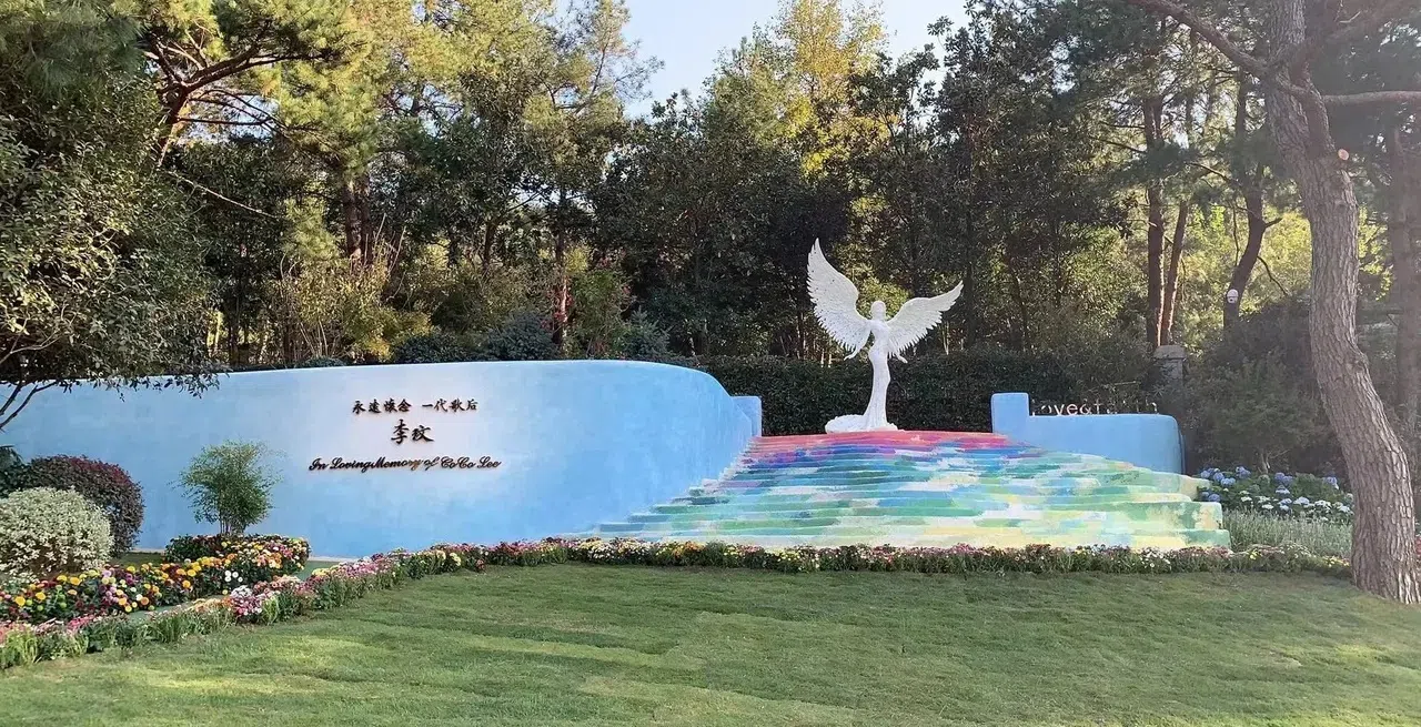 石门峰纪念公园内设有李玟雕像。（互联网）