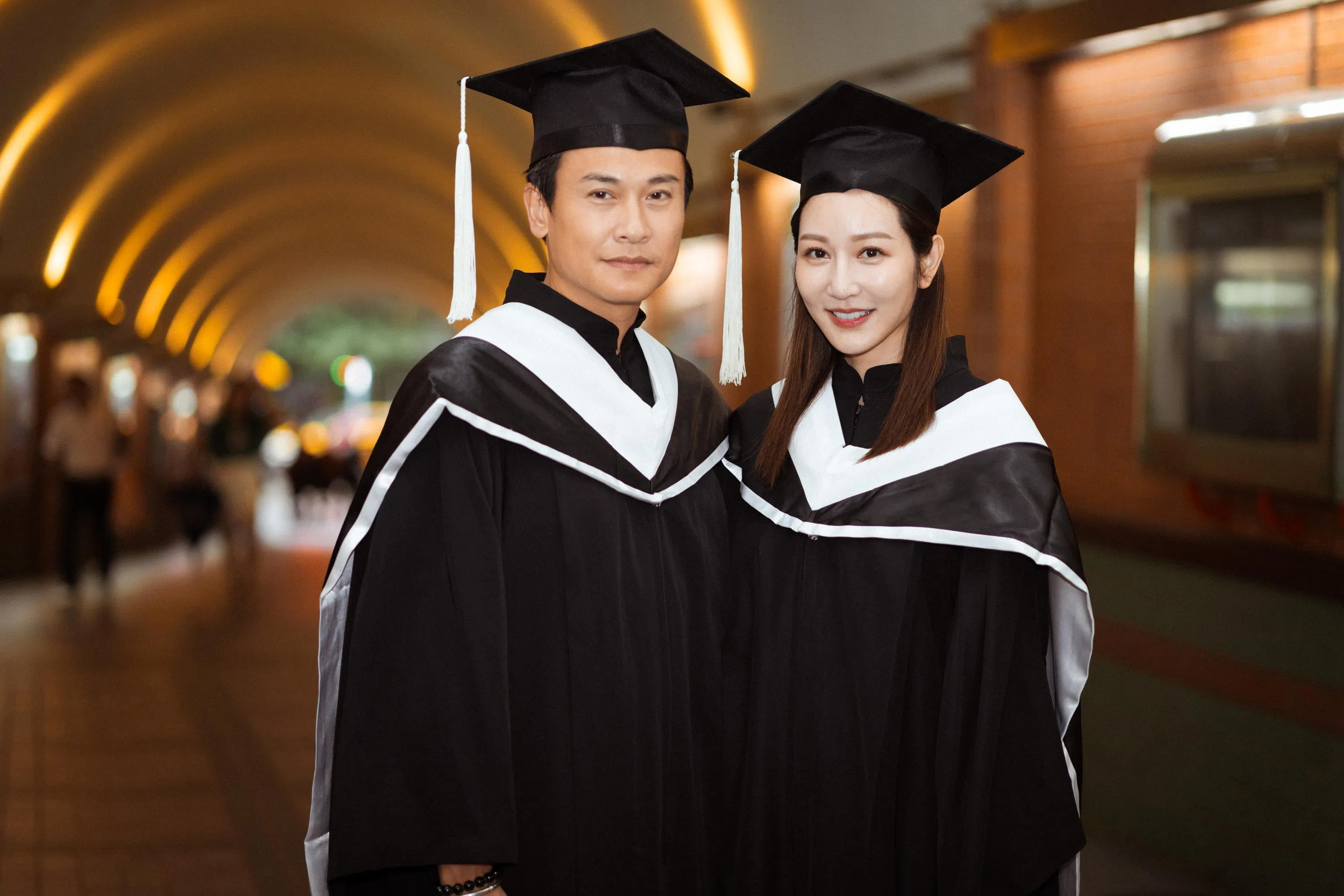 王振复与曾莞婷都在台湾演艺圈打拼，却从不认识，没想到竟成了同学。（受访者提供）