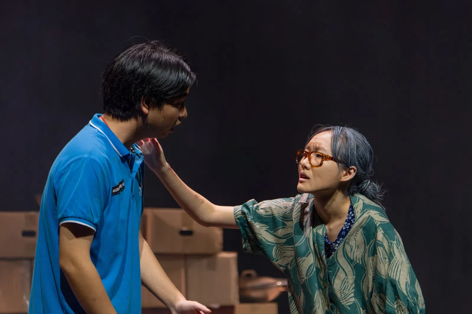 第一部戏《阿嫲》中的阿嫲在得知对方是骗子后仍以诚相待。（黄城摄影组袁元摄）