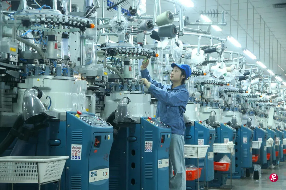 Image 14: 中国1至2月全国规模以上工业增加值同比增长6.3%，高于去年12月增幅5.2%。图为山东青岛市一家针织厂的生产车间。 （法新社）