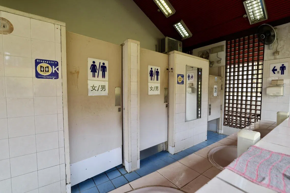 义顺骨灰瓮安置所的男女通用厕所将改建，分成男厕和女厕。（邬福梁摄）