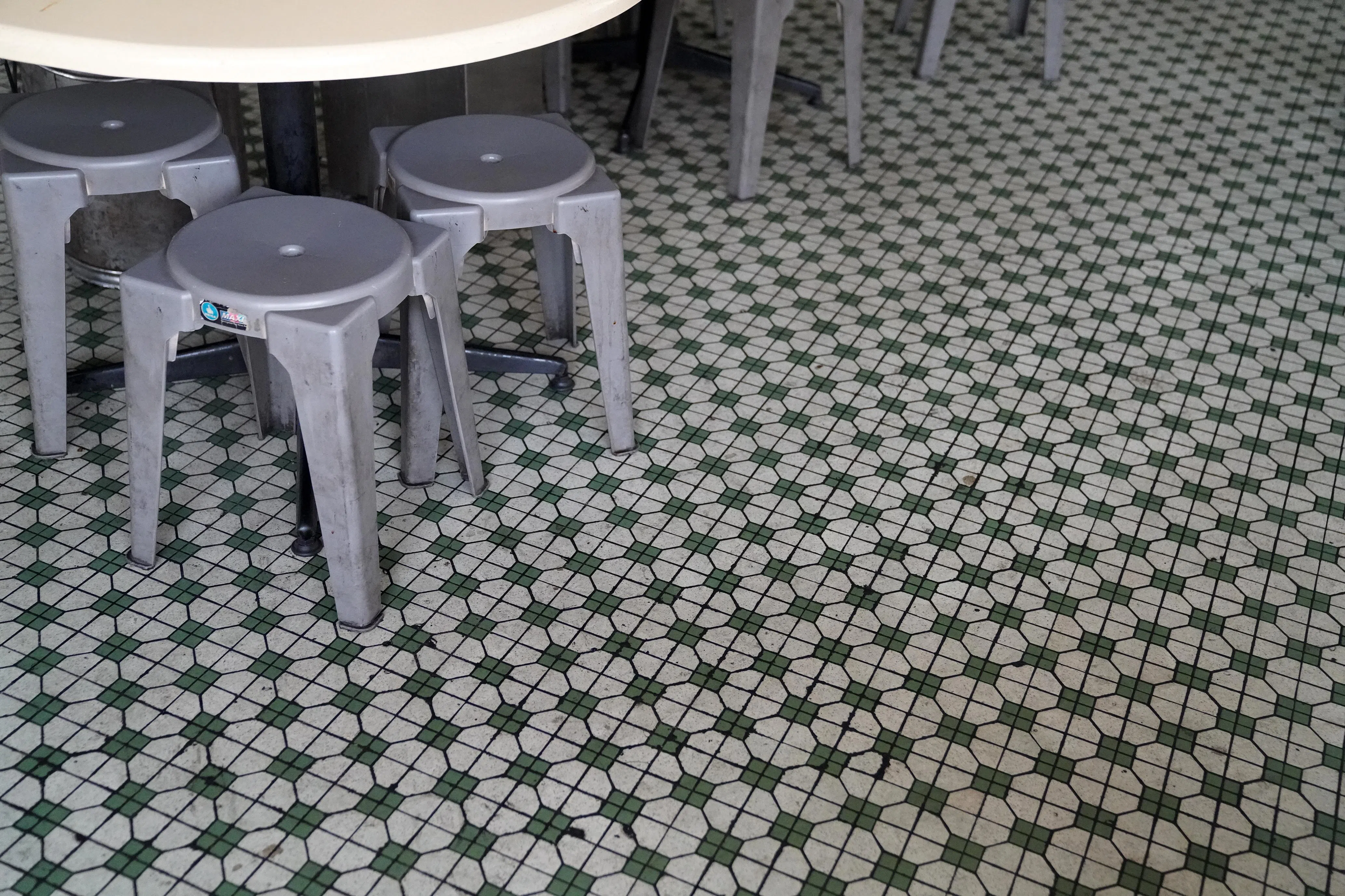 这家咖啡店的地板仍沿用昔日地砖。（马里士他路）