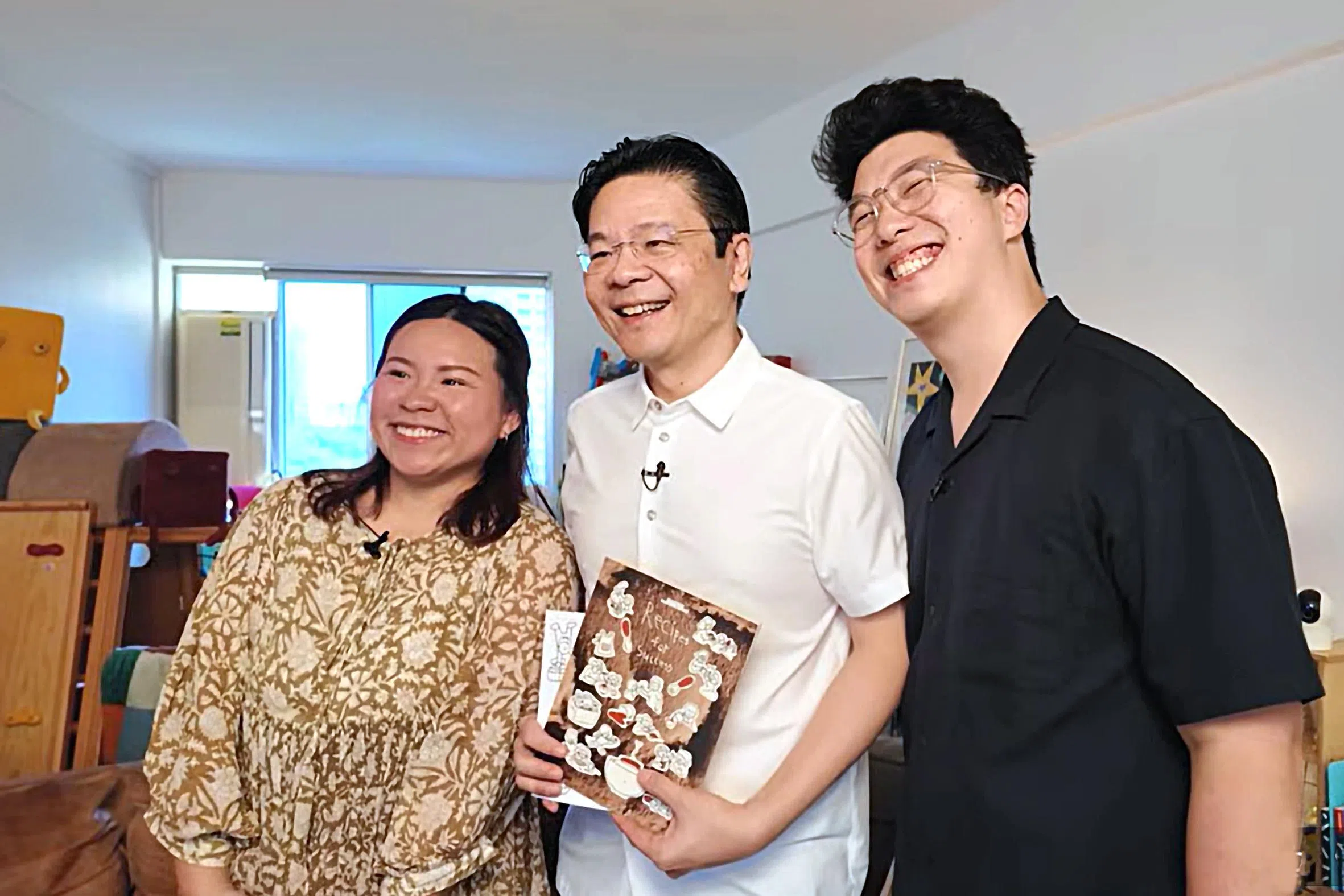 视频中的丈夫曾建淋（右一）提出“世上没有所谓全凭一己之力打造的家庭”的观点，坦言单靠夫妻两人很难承担所有的育儿重担，极需要祖父母、社区甚至陌生人之间的互助与接纳。（黄循财脸书截图）