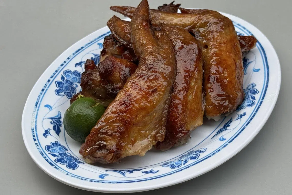 好运烧烤鸡翅膀▪沙爹的烤鸡翅烤得色泽漂亮，皮脆肉香。（翁铭芯摄）