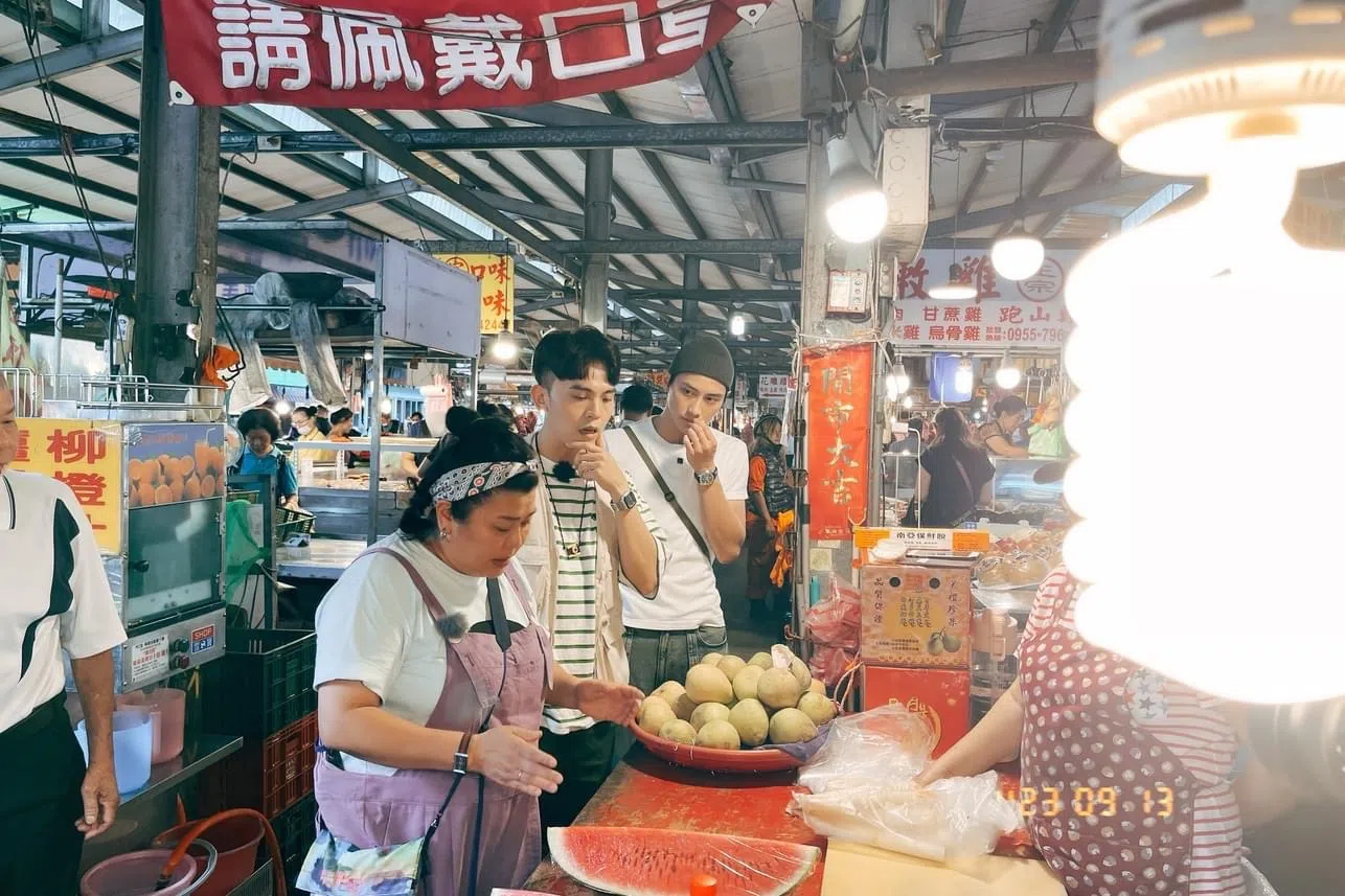 林美秀（左起）、黄豪平、范少勋逛黄昏市场，感受生活气息。（互联网）
