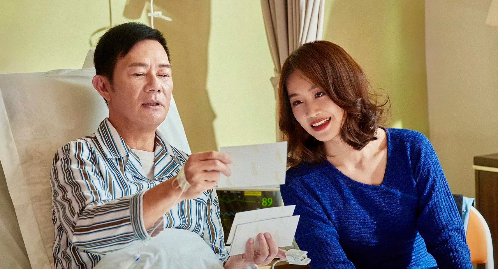 剧中蓝盈莹（右）跟张兆辉饰有感情线，面对这个商界大佬的追求，她不卑不亢、不奉承不讨好，最终赢得势均力敌的爱情。（取自剧集微博）