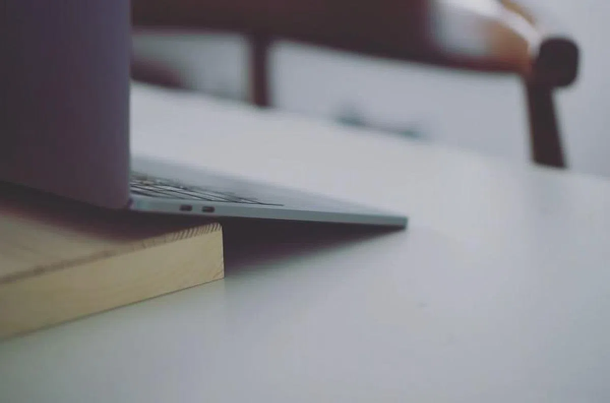 减少垃圾的方法之一：重复使用物品，例如用月饼礼盒的木制托盘垫高笔电。（张雪贞提供）