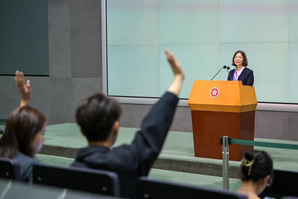 香港新任政制及内地事务局局长谢小华接受当地媒体访问时说，爱国主义教育如同免疫系统中的DNA（脱氧核糖核酸），能够帮助市民抵御外来的侵入，以及一些渗透和分裂市民的倾向。