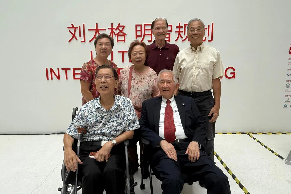 刘太格（前排右）与三山小学同学合影。（郑智浩摄）