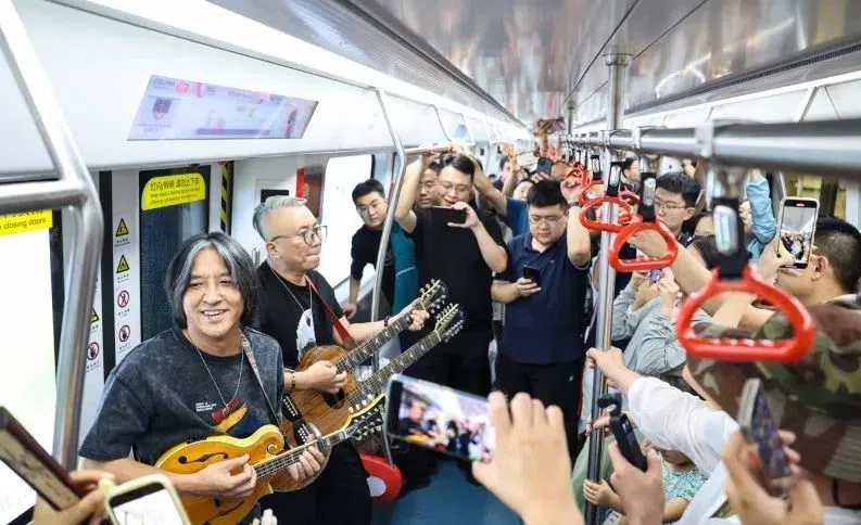 “弹唱山水间”组合星期天在石家庄地铁1号线车厢内表演。（互联网）