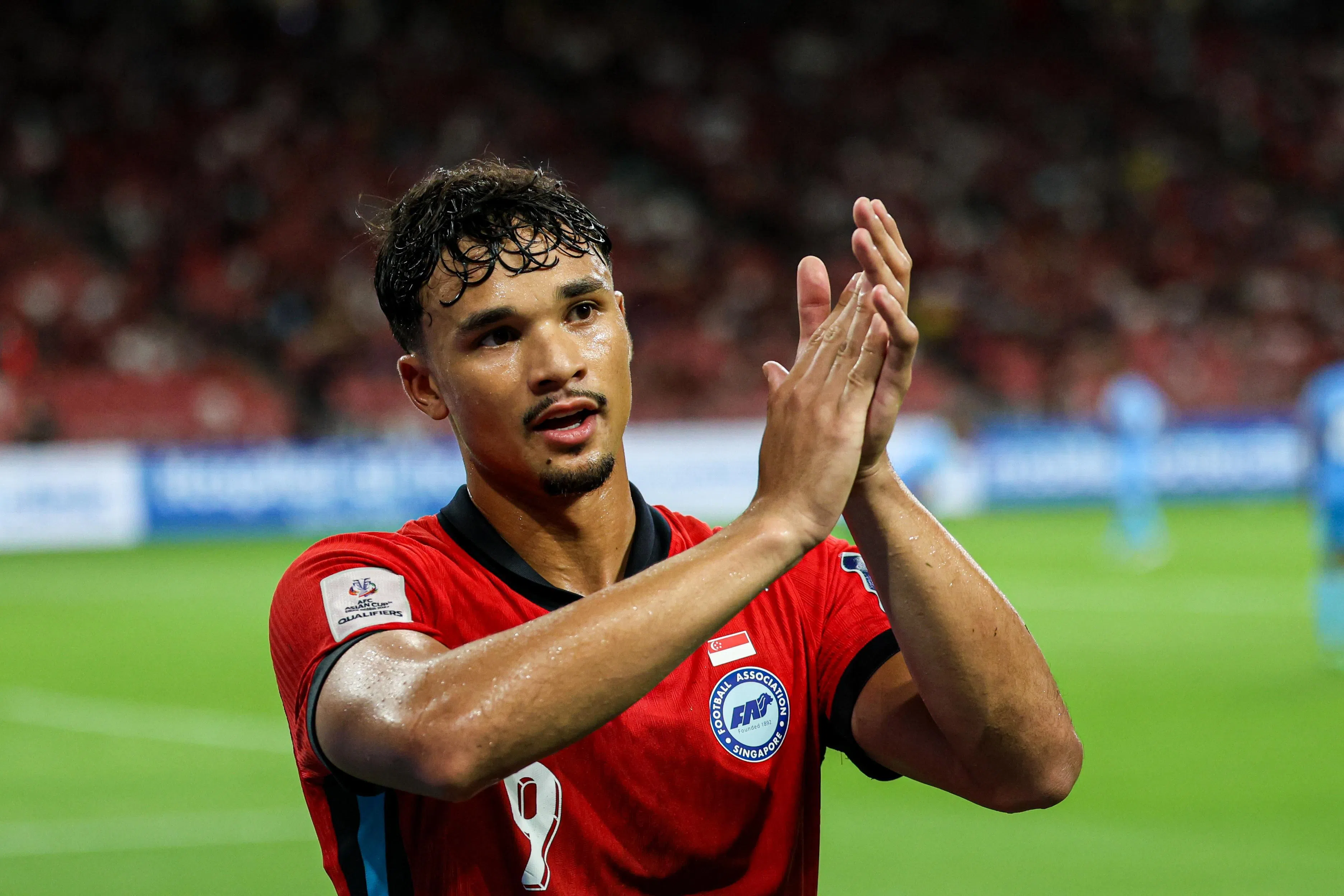 伊山（图）被弟弟伊尔汗换下场时，向球迷们鼓掌致意，可惜雄狮队无法保住胜果。（关俊威摄）