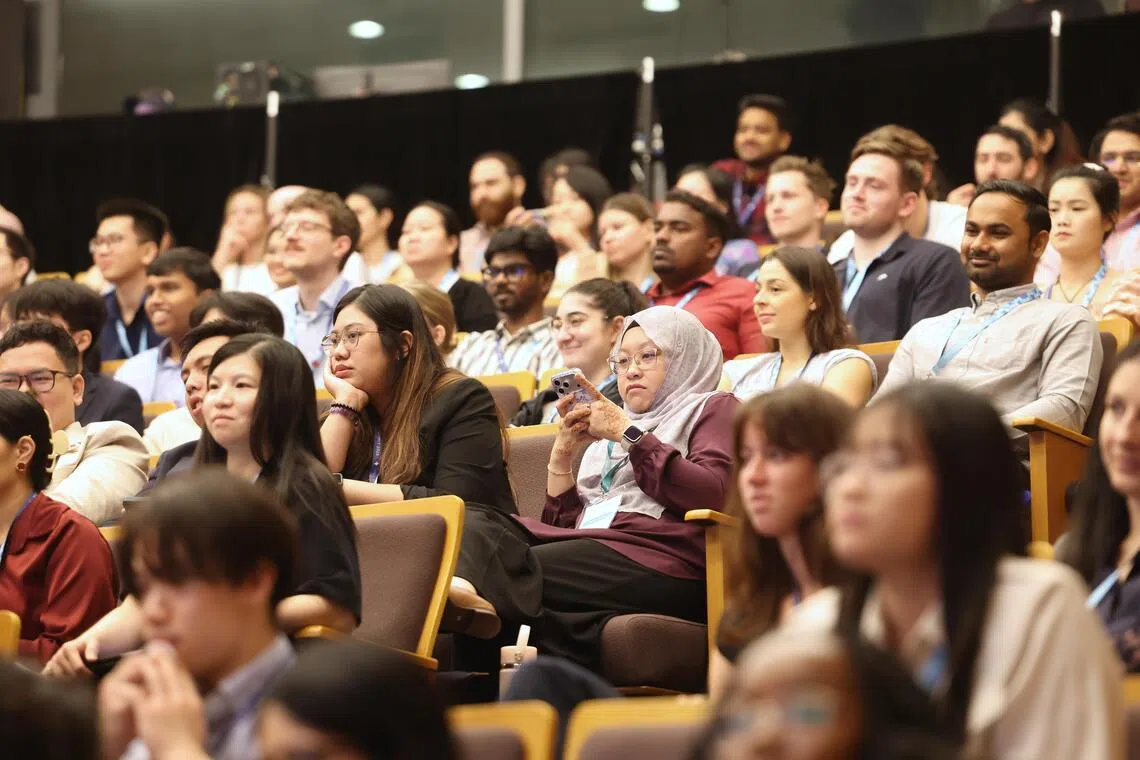 来自57个国家的逾400名年轻科研人员，星期二出席全球青年科学家峰会开幕仪式，这也是峰会自2013年举办以来，参与人数最多的一届。（唐家鸿摄）