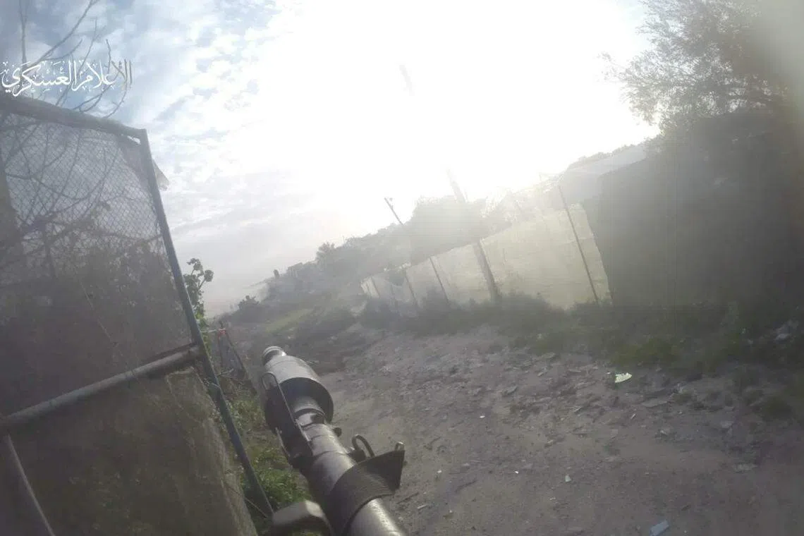 哈马斯1月23日发布的视频截图显示，其武装人员在加沙地带中部迈加齐（Al-Maghazi）难民营以东的地点，朝一辆装甲车发射火箭推进榴弹，造成21名以色列士兵死亡，是以军自去年10月对哈马斯开战以来单日死亡人数最多的一天。（路透社）