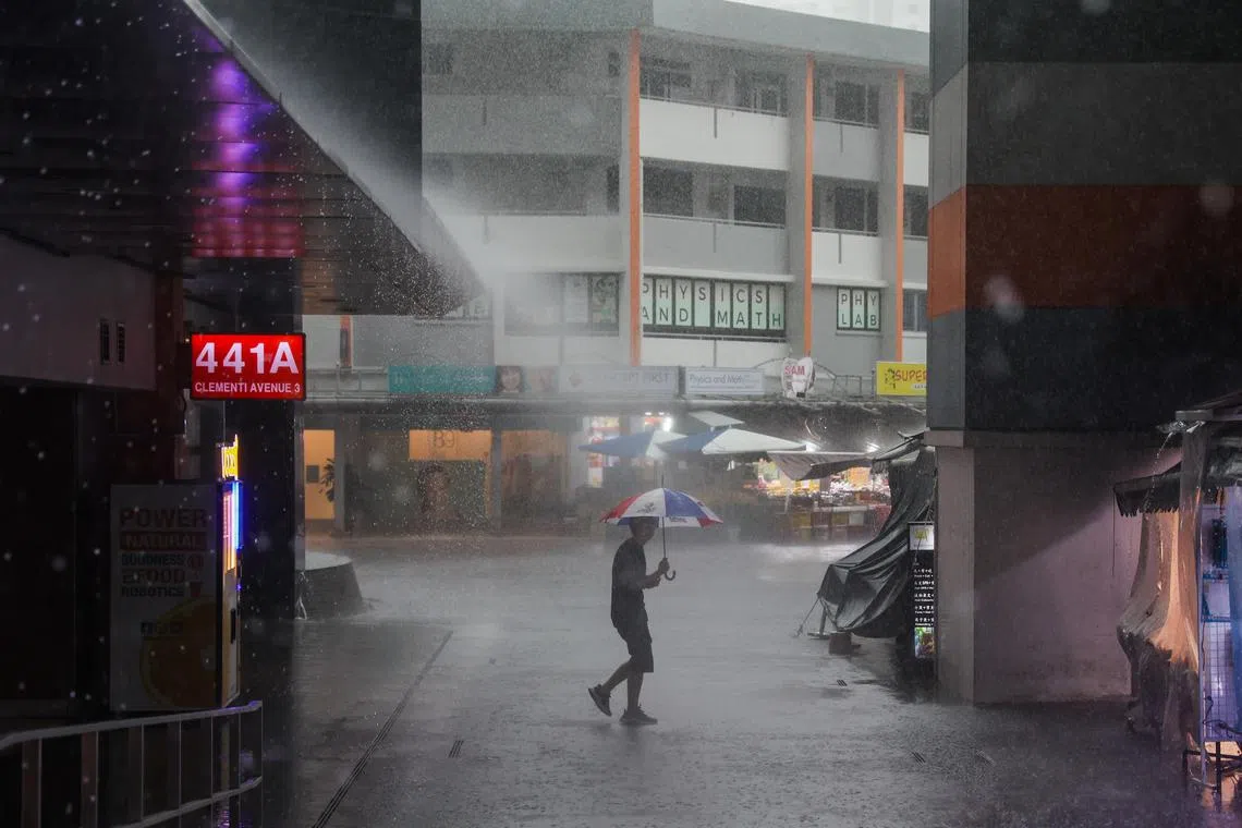 我国全岛多地星期六（5月4日）早上下起滂沱大雨，照片摄于金文泰市中心。（白艳琳摄）