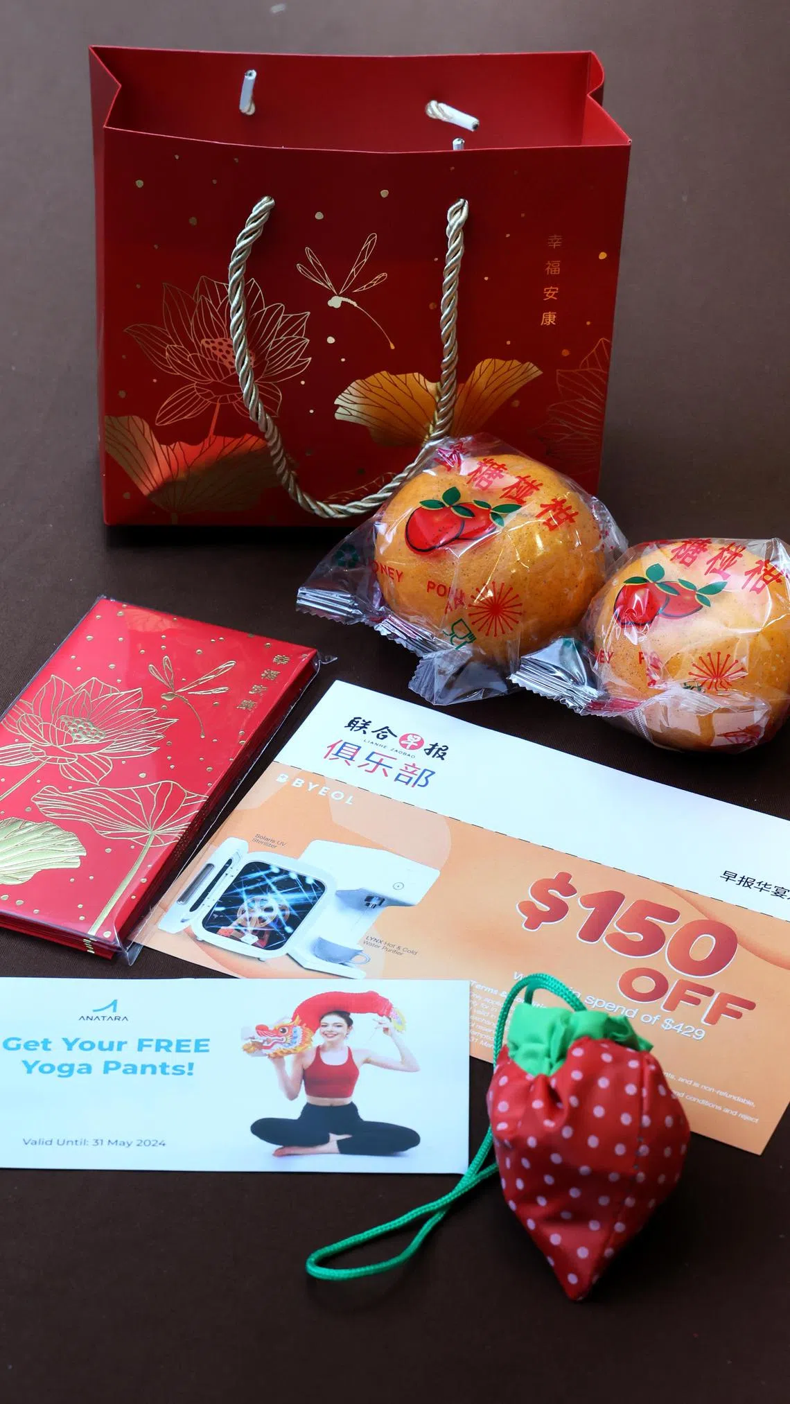 出席活动者获得价值超过$200的礼券和礼品。（龙国雄摄）