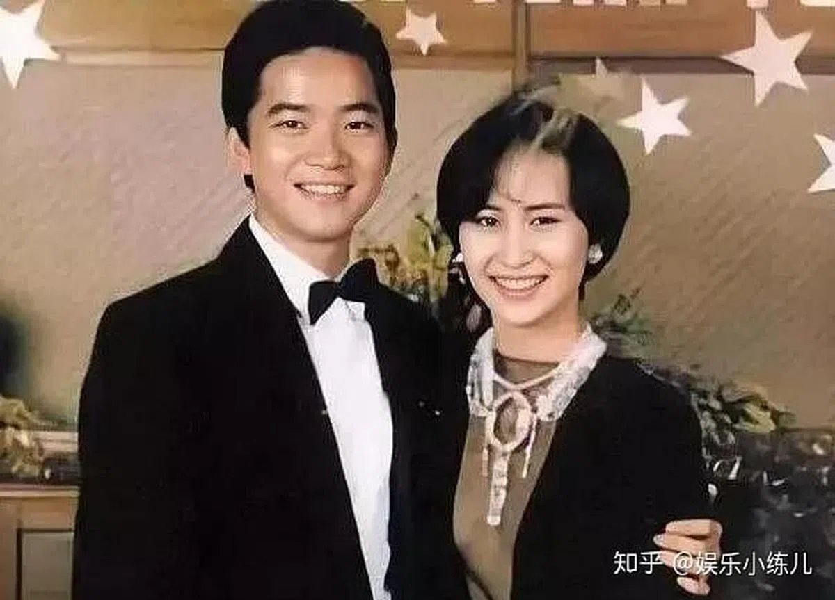 何超琼（右）当年与陈百强的一段情，不获父母祝福。（互联网）