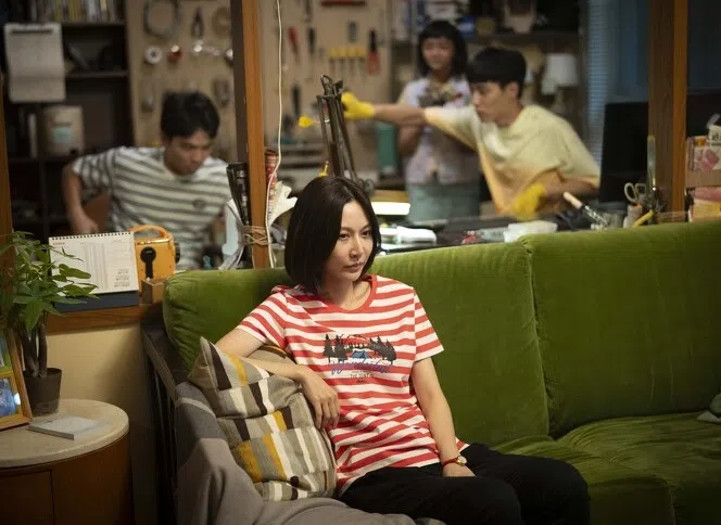 曾莞婷（前）在剧中几乎素颜演出。（互联网）