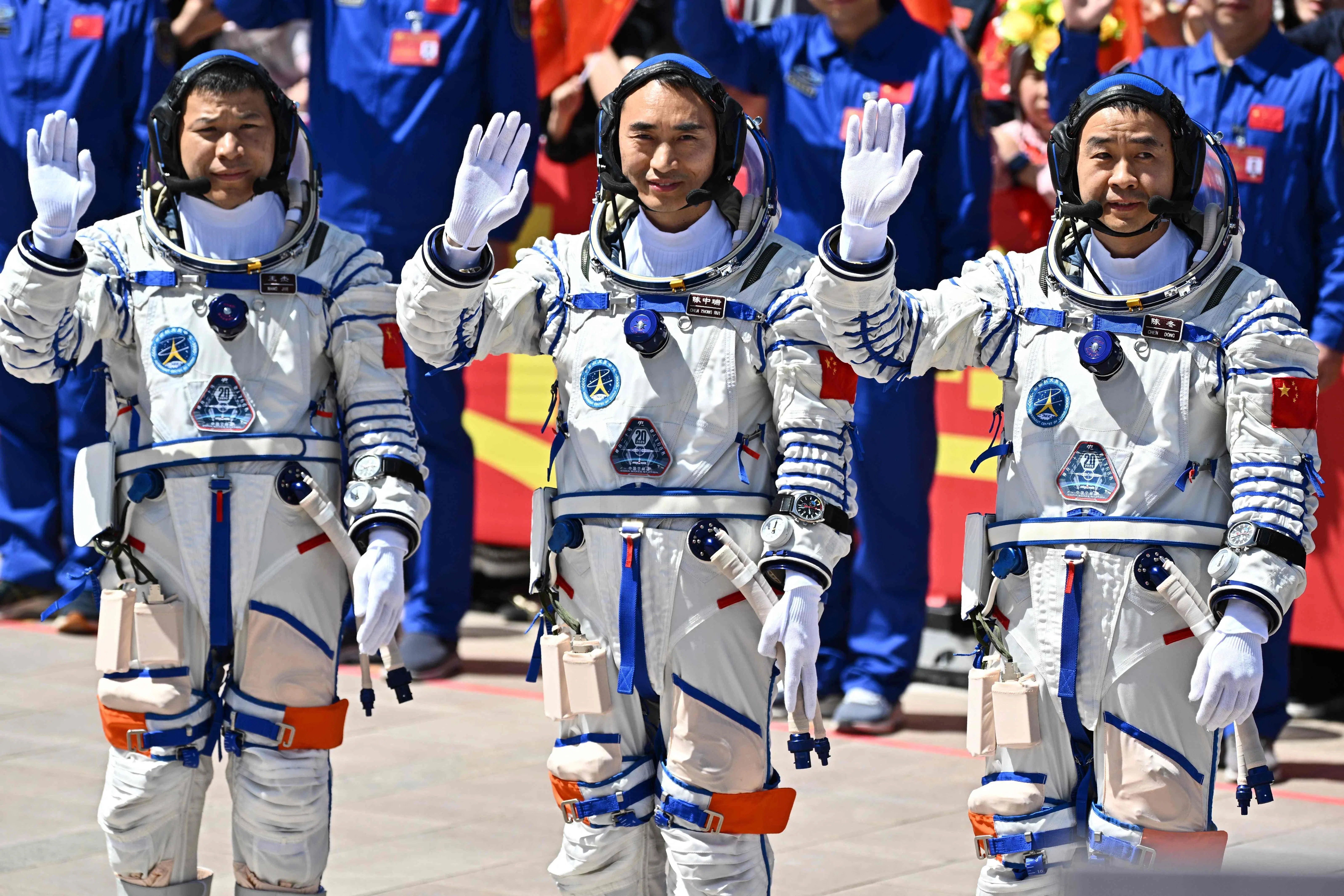 神舟二十号飞行乘组由（左起）王杰、陈冬、陈中瑞组成，他们会在空间站驻留约六个月。图为三人在出征仪式上挥手致意。（法新社）