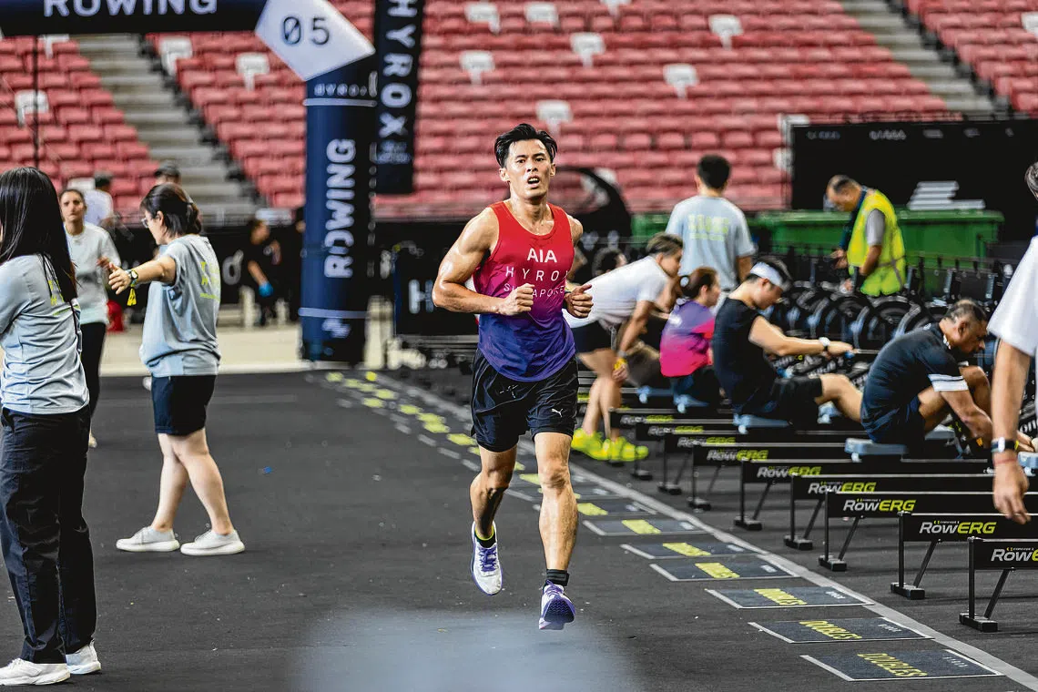友邦保险新加坡客户管理专员赵永伟与三名同事组队参加Hyrox企业团队接力赛，他认为Hyrox训练让自己变得更坚韧。（友邦保险新加坡提供）