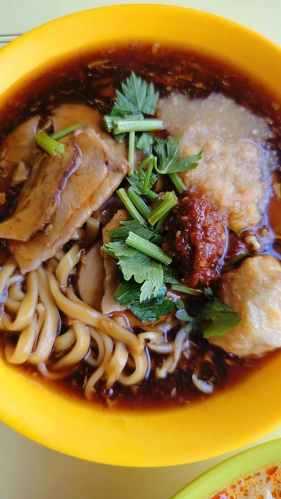 “宏茂桥卤面·叻沙”的卤面配料丰富。（黄亿敏摄）