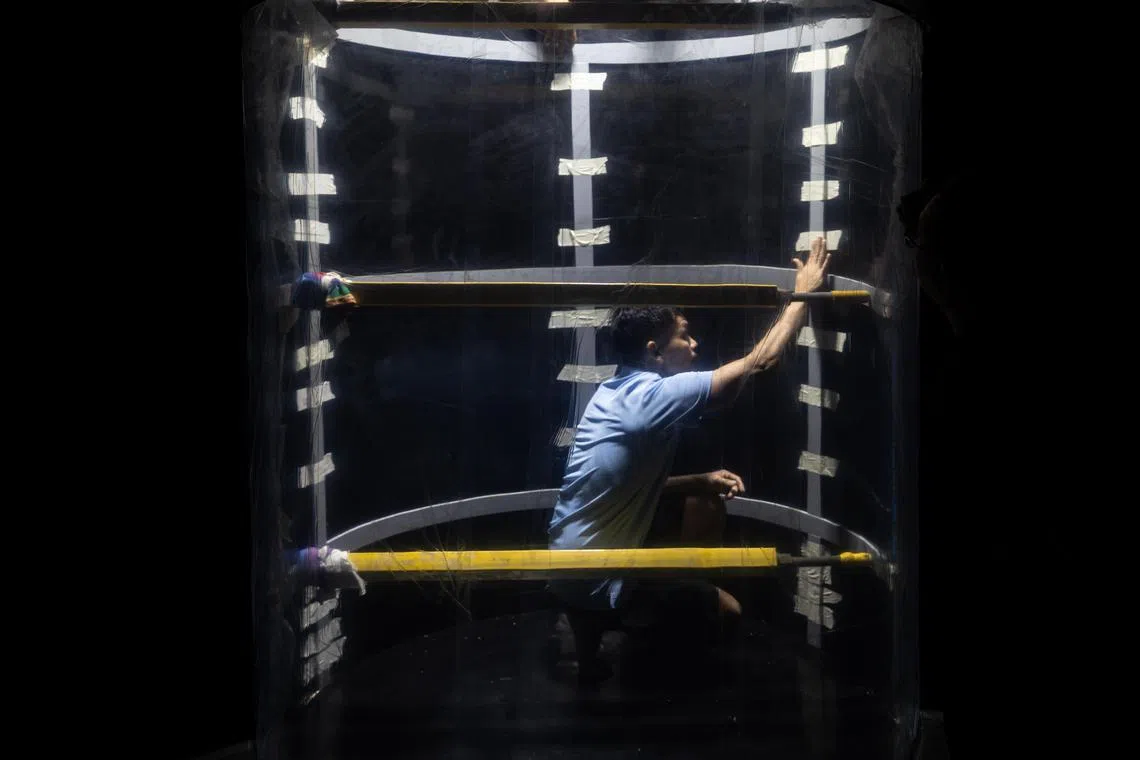 工作人员在做最后清理，确保开馆前一切无误。（关俊威摄）