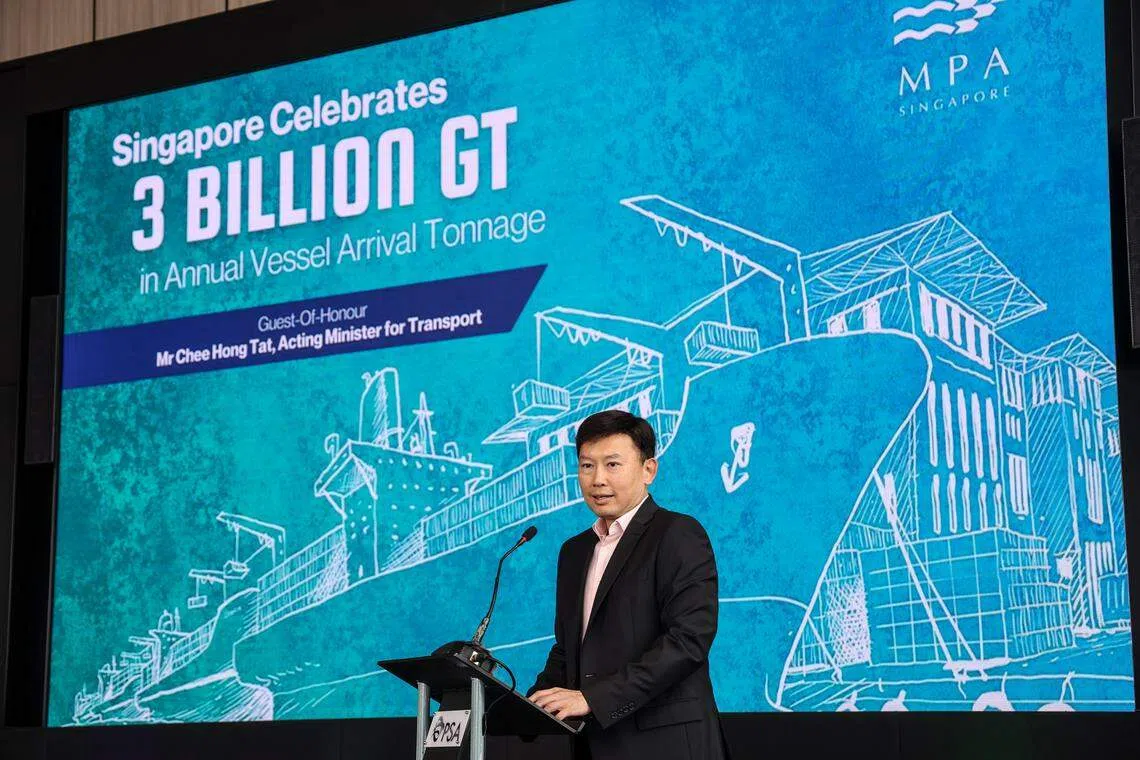 徐芳达说，大士港口会是一个绿色和永续发展的港口，日后电动交通工具将全面取代现有以柴油驱动的拖车，把碳排放量减半。（关俊威摄）