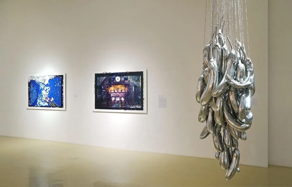 艺术家谢苏珊的铝雕《铸造生活》，墙面是萧继良的金属打印作品。