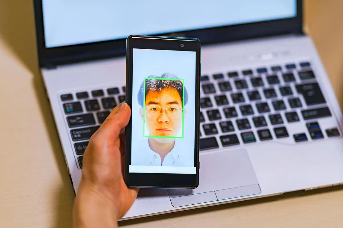 手机一旦解锁，用户可以直接在电脑登录网站。（iStock图片）