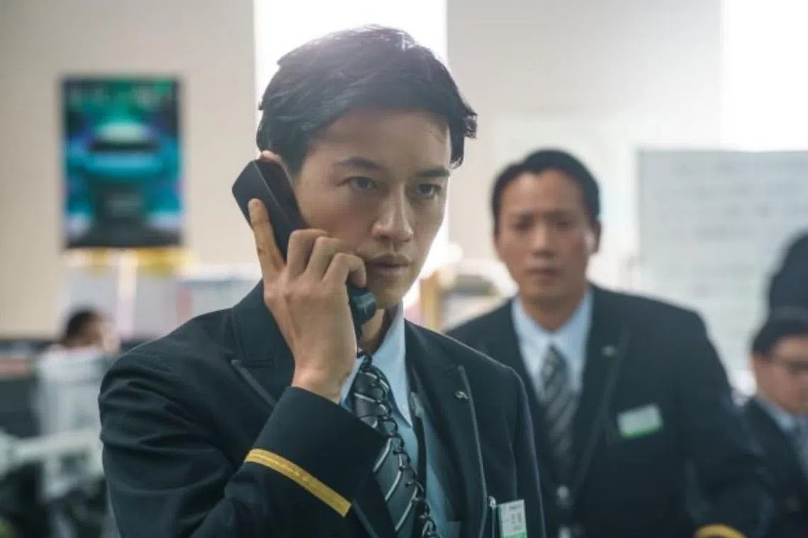 斋藤工一本正经指挥大局，没有刻意耍帅却极具魅力。（剧照／互联网）