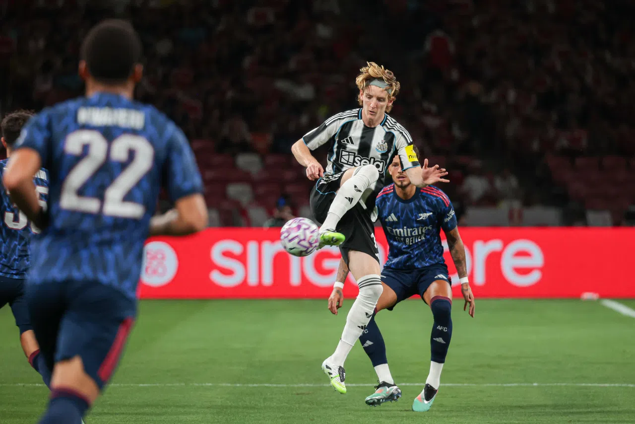 纽卡斯尔进攻大将戈登（中）尝试在空中停球。（李冠卫摄）