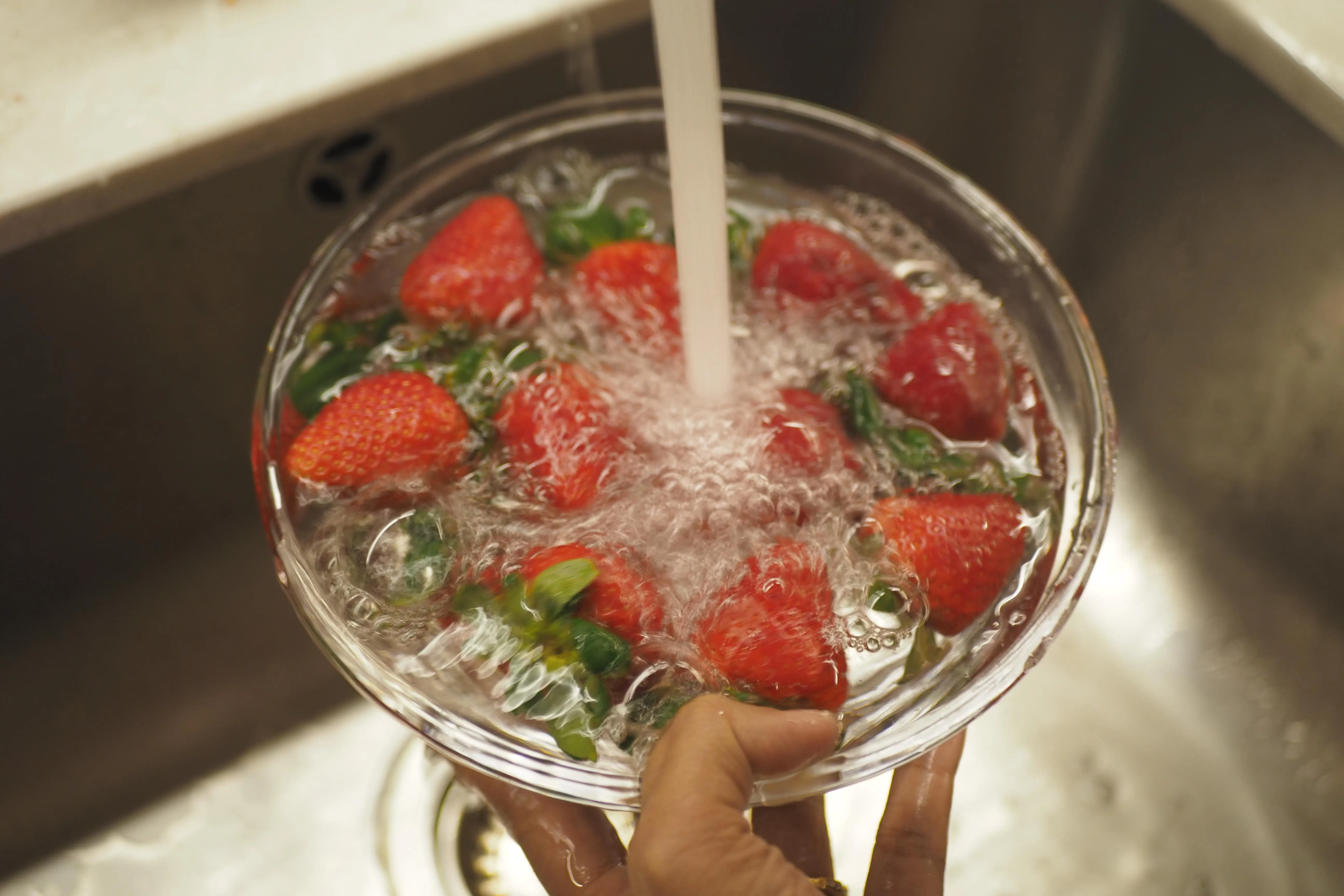 以流动的水彻底冲洗蔬果，可有效去除污垢以及表面残留物。（iStock图片）