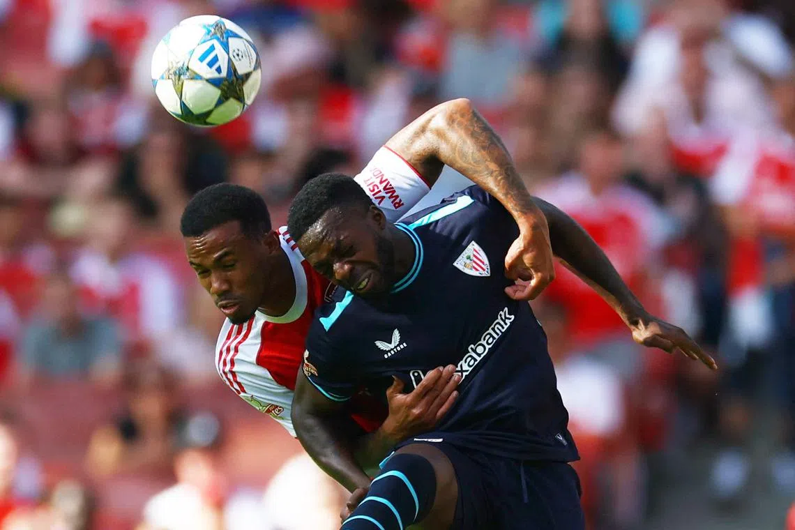 经历长期伤病后，炮兵中卫马加希斯（左）此役首发上阵，展现了不错的竞技状态。（路透社）