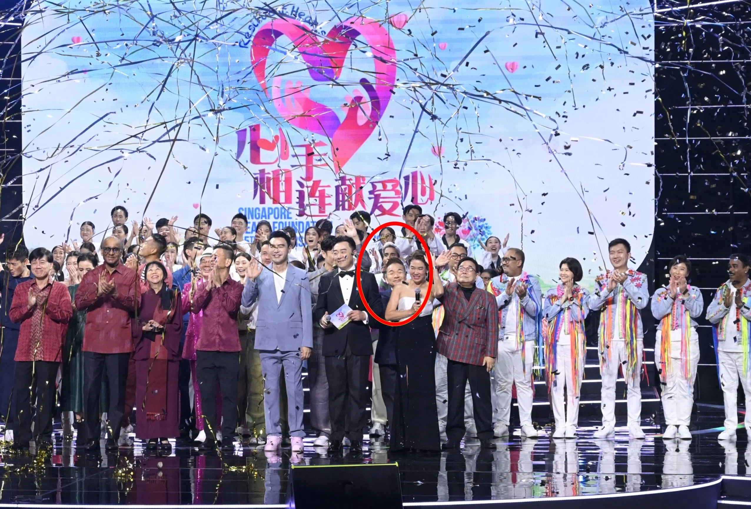 陈建彬（红圈者）有出现在节目最后大合照中。（新加坡心脏基金会提供）