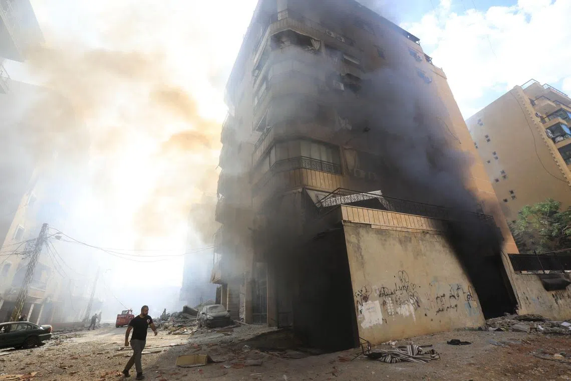 以色列军星期三（10月2日）发动袭击后，贝鲁特南部郊区哈达斯地区（Hadath）浓烟滚滚，消防员到场执勤。（法新社）