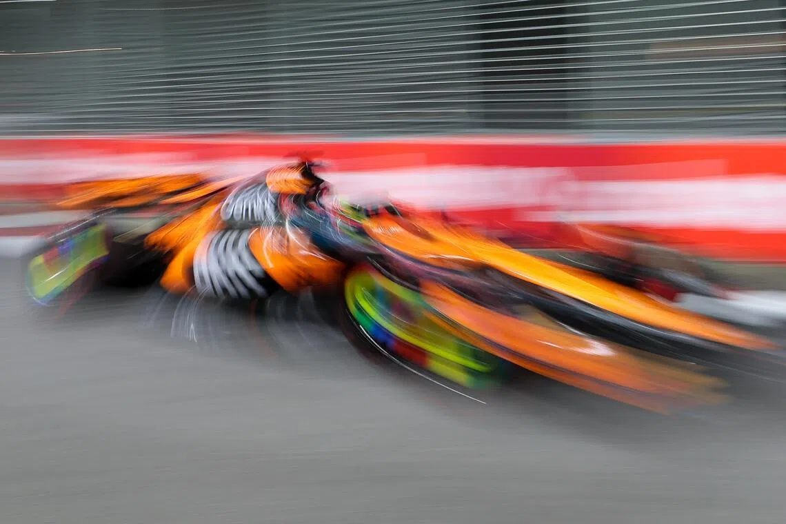 新加坡站虽是街道赛，但F1赛车还是能以超过300公里的时速飞驰在狭窄的滨海湾赛道。图为迈凯伦车手皮亚斯特里的赛车。（张俊杰摄）