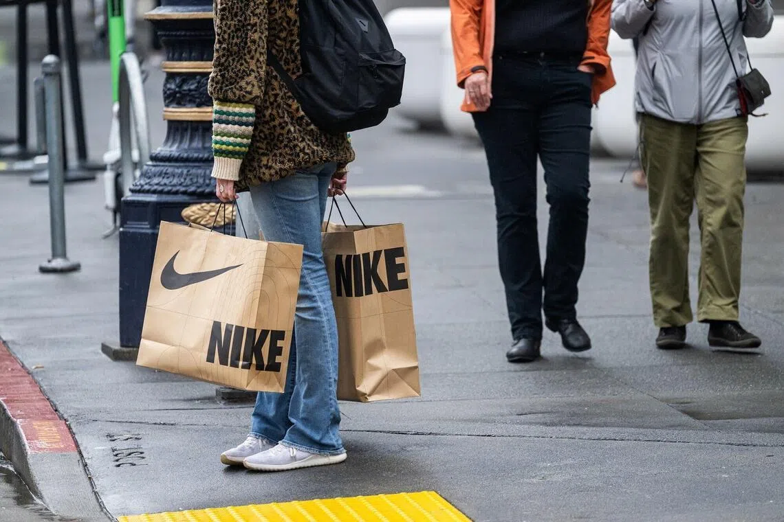 首席财务官弗兰德（Matt Friend）说，耐克官网今年的黑色星期五销售额创历史新高，部分原因是Air Jordan“黑猫”的发布。（彭博社）