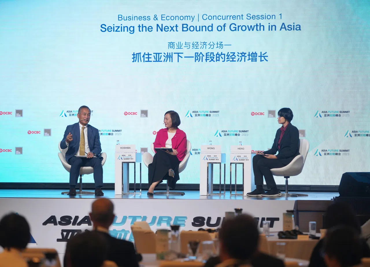 JSR前会长、咨询公司Cdots创始人小柴满信（左起）和华侨银行集团行政总裁黄碧娟讨论如何抓住亚洲下一阶段的经济增长。右为主持人、《商业时报》新闻采访副主任王书明。（谢智扬摄）