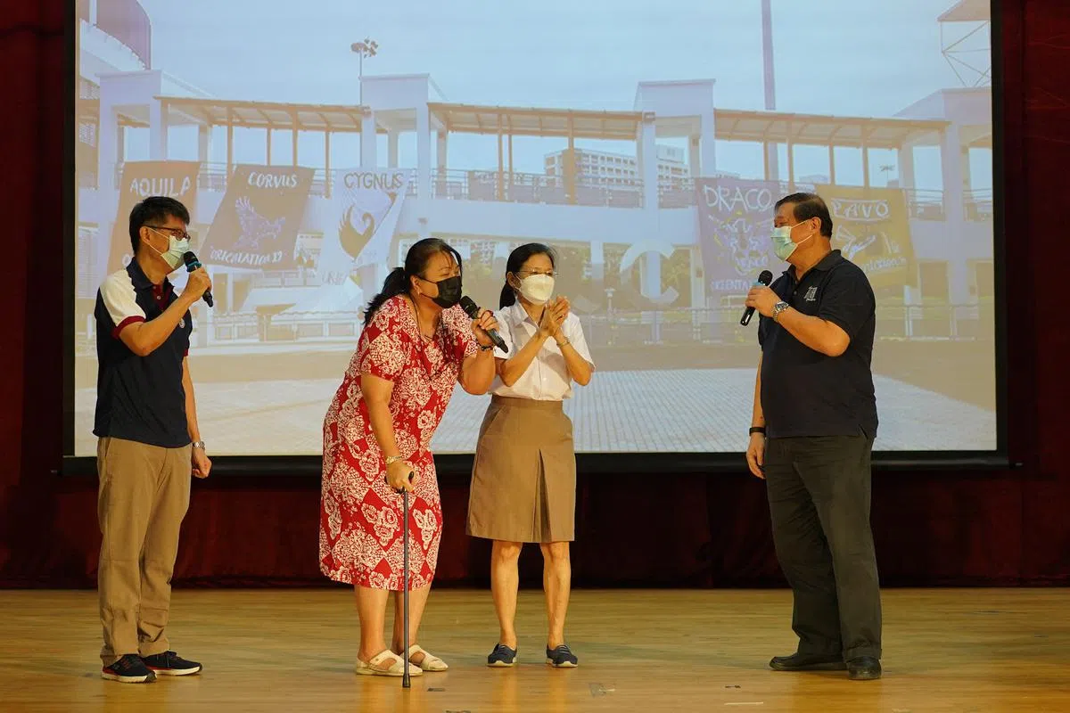 洪友评副院长（左起）、熊玉琪院长、卓丽霞副院长、陈荣波副院长为师生精心准备的短剧。（淡滨尼美廉初级学院提供）