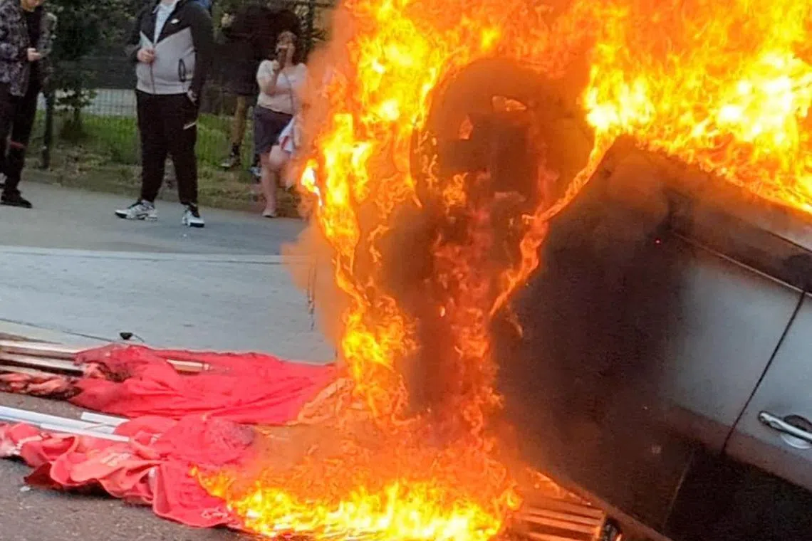 8月2日的社交媒体视频截图显示，桑德兰暴民焚烧车子。（路透社）