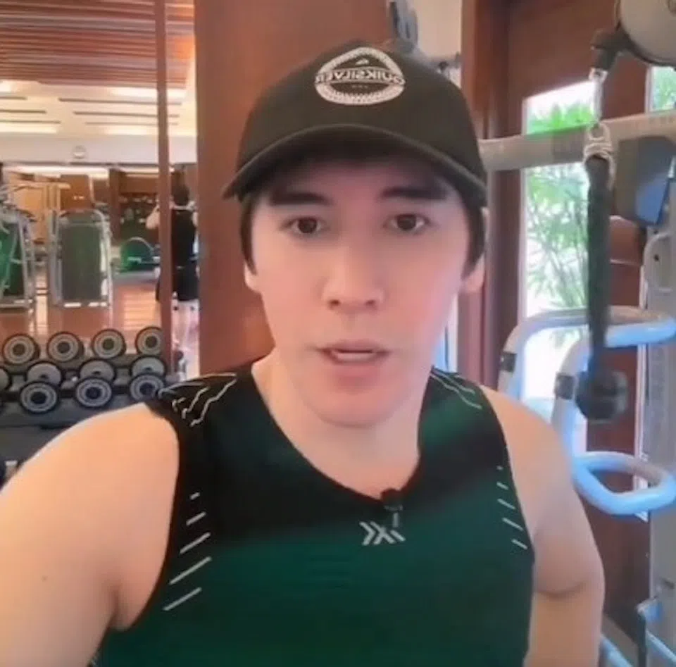 张伦硕在直播中回应网民的质疑。（互联网）