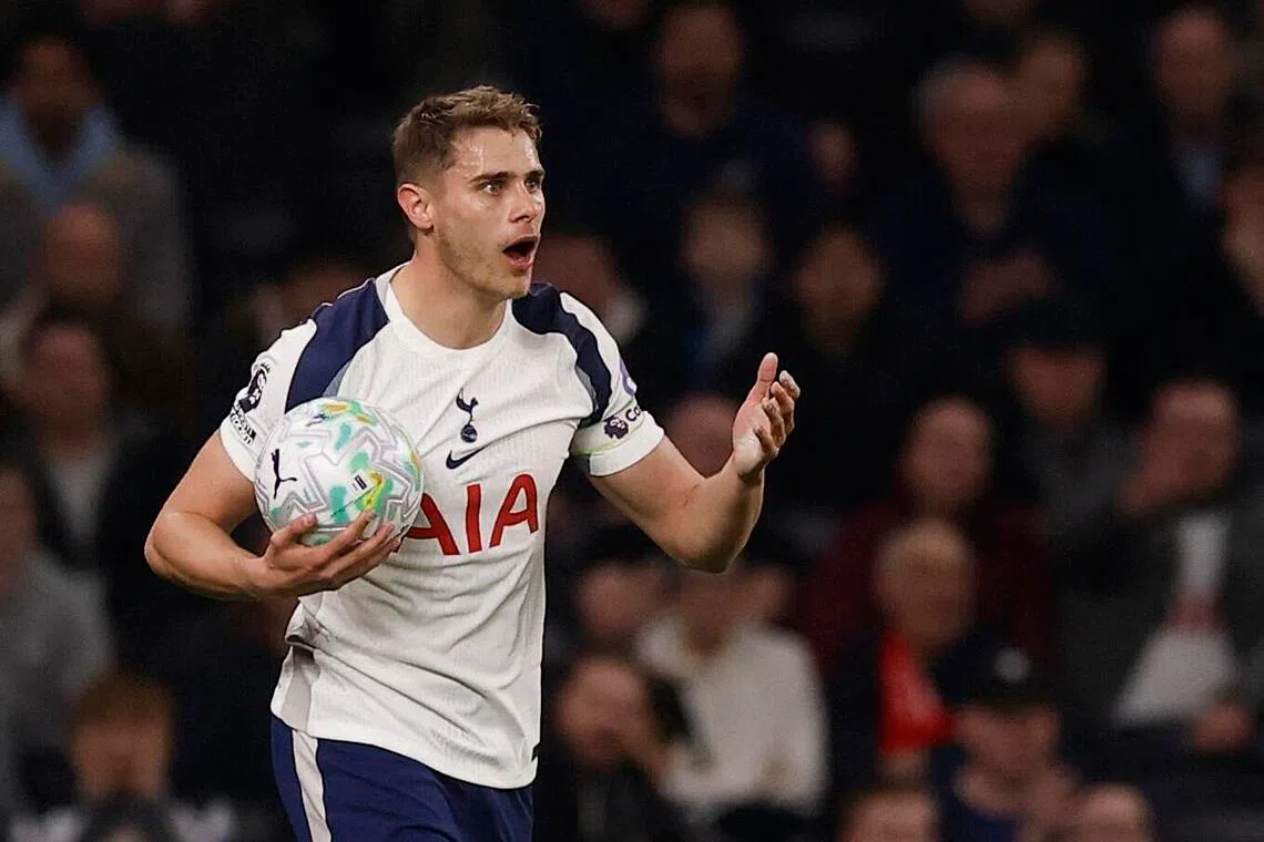 热刺中卫范德文（图）在上场英超比赛染红，但不影响他在欧冠赛场出战。（路透社）