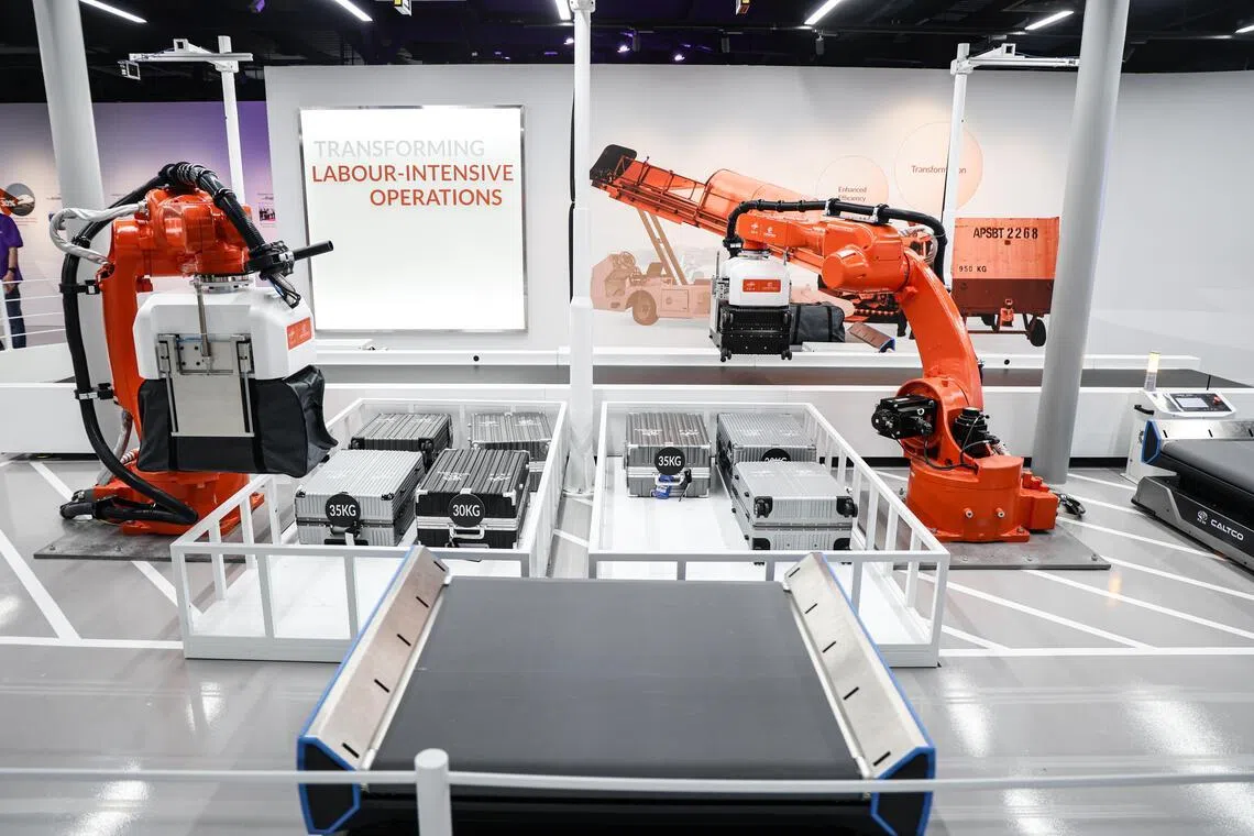 不论行李大小、重量或材质，机械臂都能稳定搬运、应付自如。机械臂可减少对人力的依赖，并提升整体运作效率。相关试验计划将于现有搭客大厦展开。（关俊威摄）