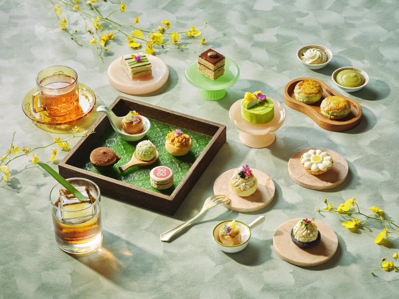 7月14日至8月31日，新加坡富丽敦酒店和富丽敦海湾酒店与本地品牌亚坤合作推出“回忆之路下午茶”。（酒店提供）