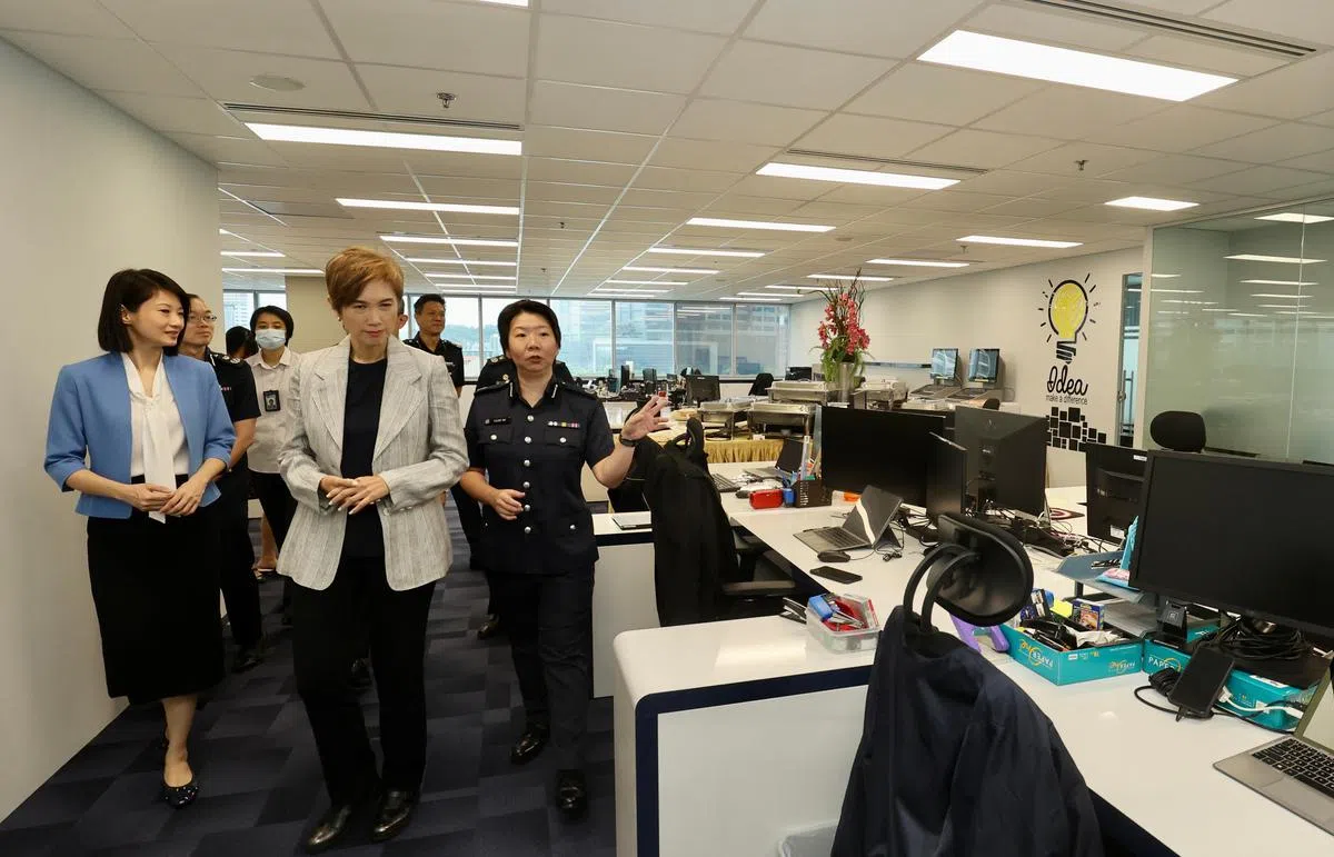 通讯及新闻部长兼内政部第二部长杨莉明（前排左二）和内政部兼社会及家庭发展部政务部长孙雪玲（前排左一），一起出席并为新办公室主持了开幕仪式。（邬福梁摄）