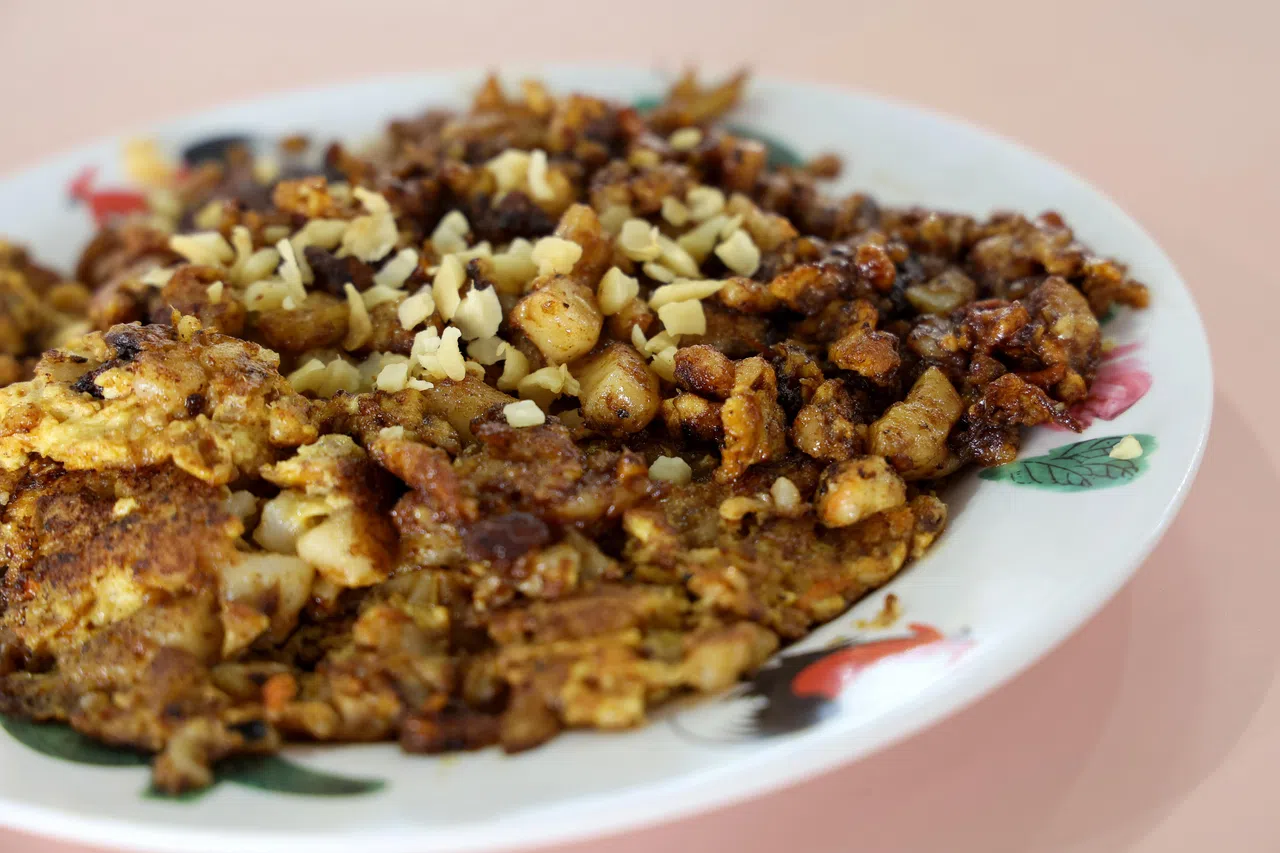 鸳鸯菜头粿，结合黑白两种口味，咸甜交织。（龙国雄摄）