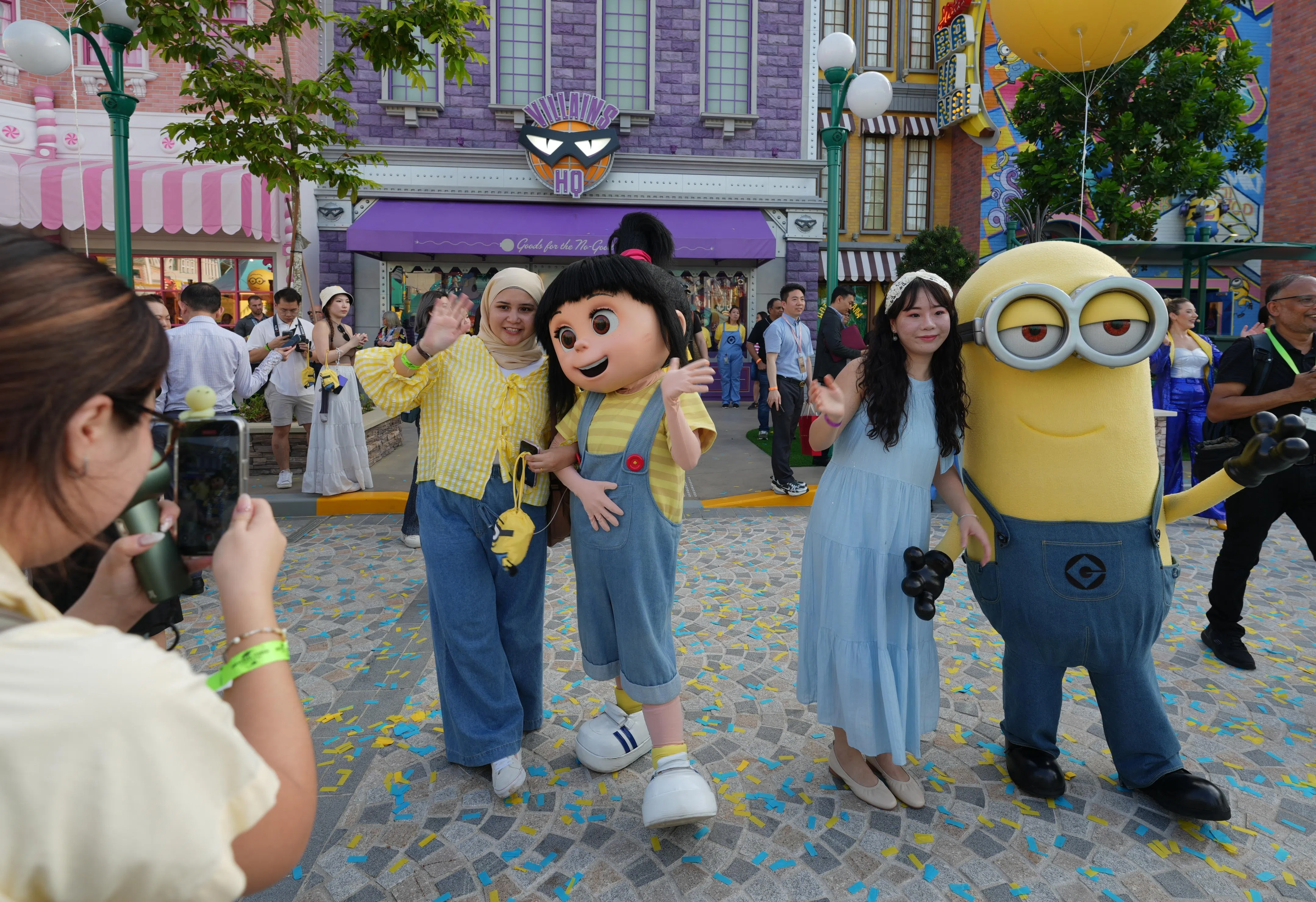 小黄人魅力无法挡，许多访客纷纷与小黄人拍照留念。（谢智扬摄）