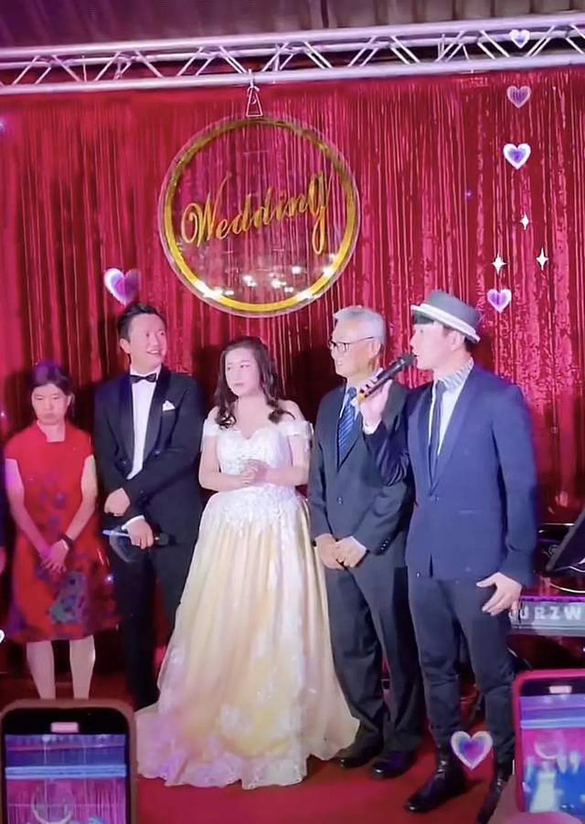 林俊杰（右一）和家人合照。（互联网）