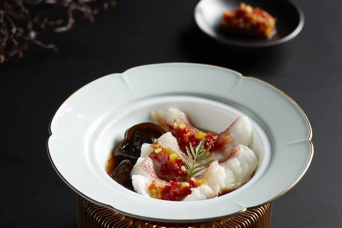 秘制剁椒蒸东星斑，一改粤菜风味，淋上了湖南风味剁椒。（餐馆提供）