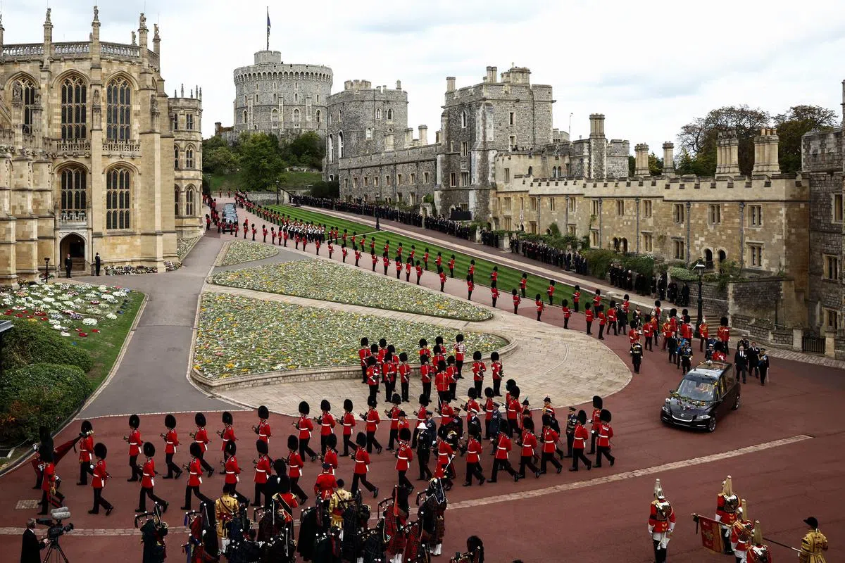 英女王灵车队伍在皇家卫队的护送下抵达温莎城堡，准备进行送葬仪式。（路透社）